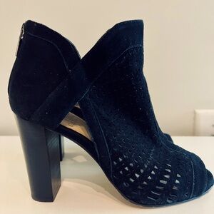 VINCE CAMUTO CRANITA BLACK SUEDE PEEP TOE BOOTIES SIZE 7M